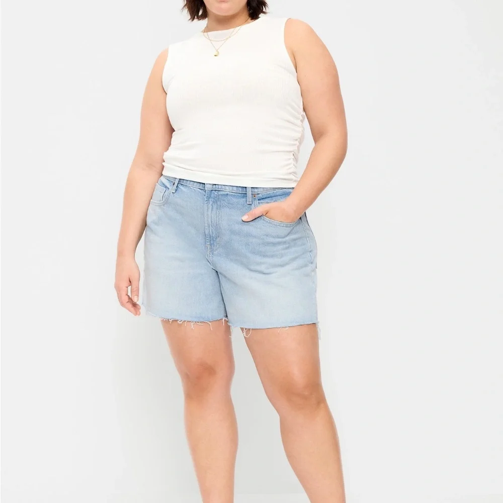 Light Wash Denim Women’s Shorts. High-waisted baggy Jean shorts light wash 6